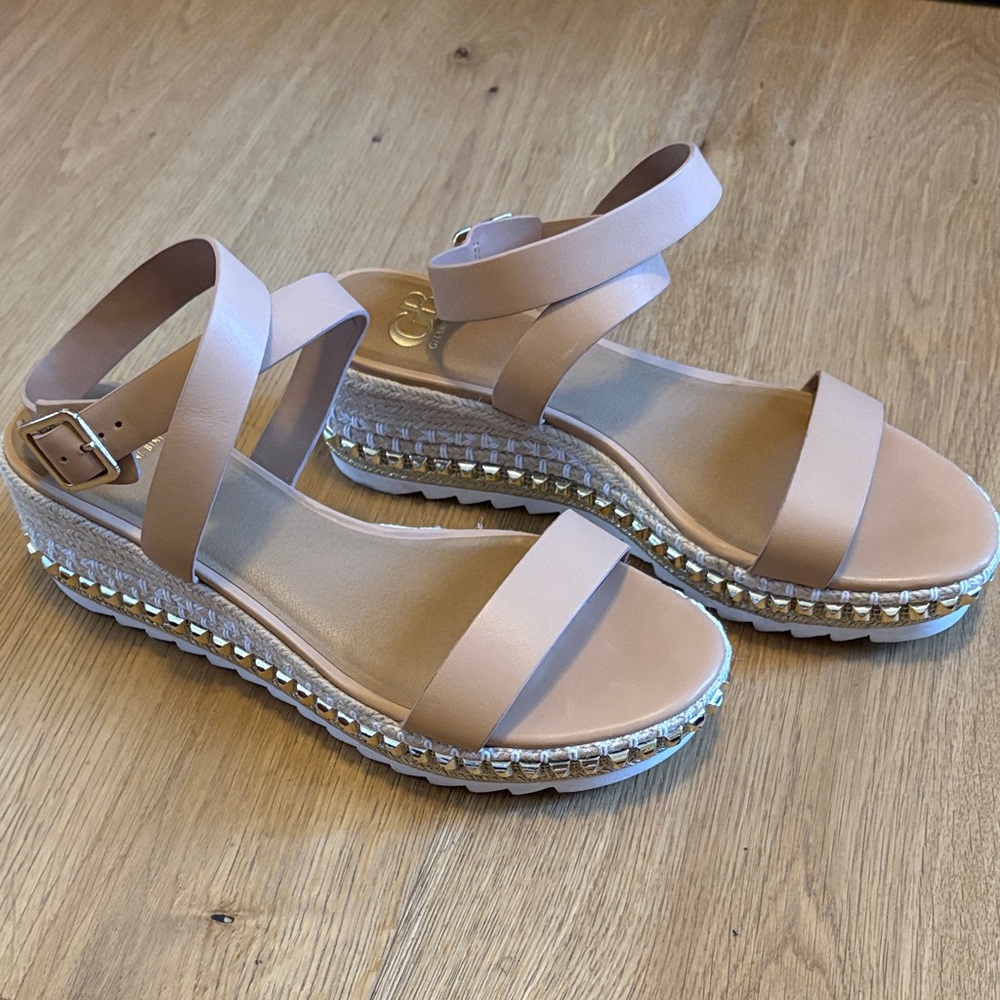 GB Gianni Bini NWOB Wedge Tan Sandal size 11M